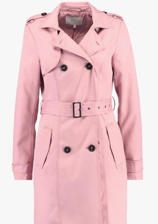 Gabardina con cierre de botón y hombreras en color rosa. (Vila CLOTHES, 43,95 euros).