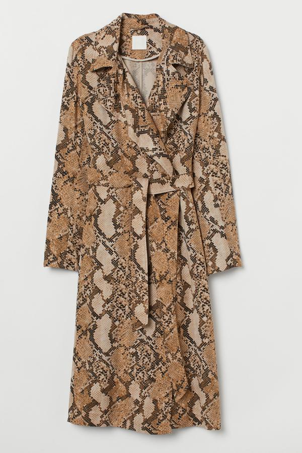 Gabardina con estampado de piel de serpiente con cuello, solapas tipo esmoquin, cinturón de anudar y abertura detrás. Largo hasta la pantorrilla. (H&M, 49,99 euros).