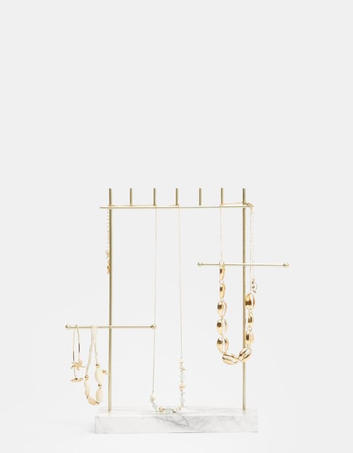 Un objeto funcional donde los haya. ¿Por qué tener nuestras joyas y bisutería esparcidas encima de la coqueta, en el baño o mezcladas dentro de un cajón? Este joyero minimal con mármol y estructura dorada te permitirá tenerlas ordenadas y a la vista para seleccionar rápidamente la que buscas, por 9,99 €.