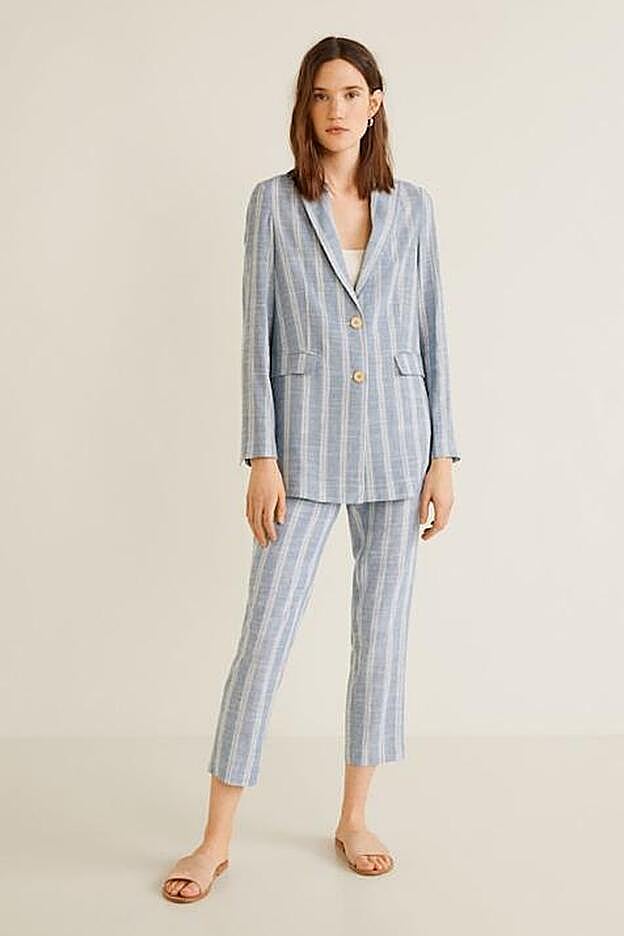 el traje de lino azul estampado de rayas que lleva Paula Echevarría.