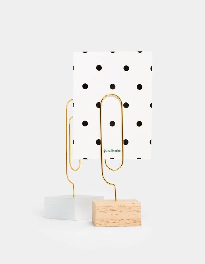 Decimos adiós a los marcos de toda la vida y a sus usos clásicos para hacernos con este modelo minimalista provisto de clip. En él podrás colocar una bonita foto, una tarjeta o una postal inspiradora, por 7,99€.