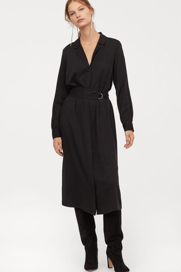 Vestido en tejido de viscosa con cuello de pico, solapas de muesca, botones ocultos en el delantero y mangas largas con ligeros fruncidos y puños con botón. Lleva un cinturón de quita y pon con anillas de metal con forma de D. Va sin forrar (H&M, 29,99 euros).