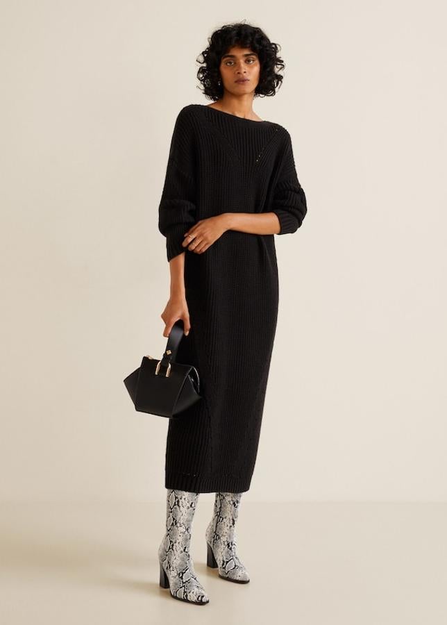 Diseño recto y largo en tejido de punto con cuello, redondo, manga larga y detalles calados (Mango, 39,99 euros).