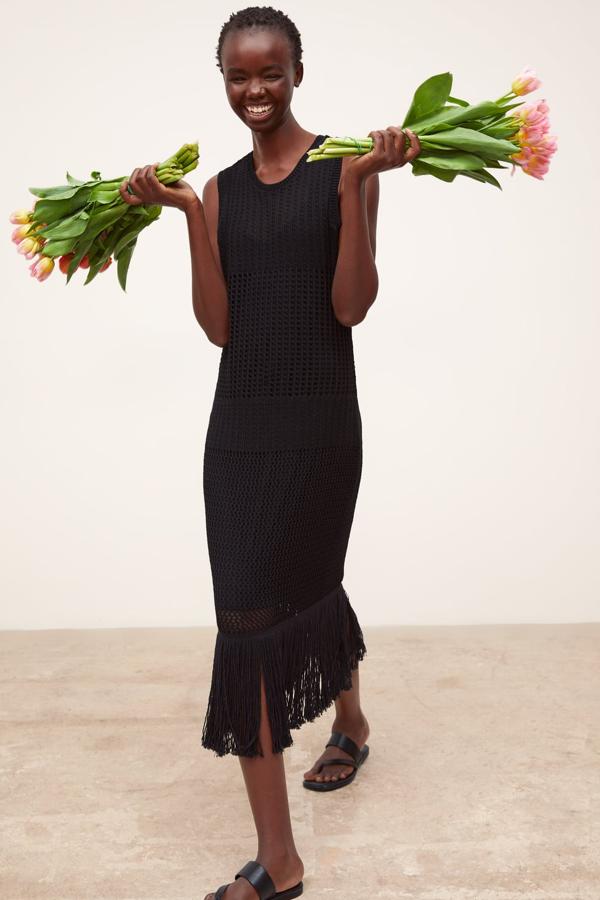 Vestido calado con cuello redondo, manga a la sisa y forro interior. Lleva el bajo acabado en flecos combinados a tono (Zara, 39,95 euros).