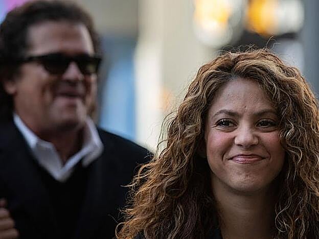 Shakira y Carlos Vives llegando al juicio.
