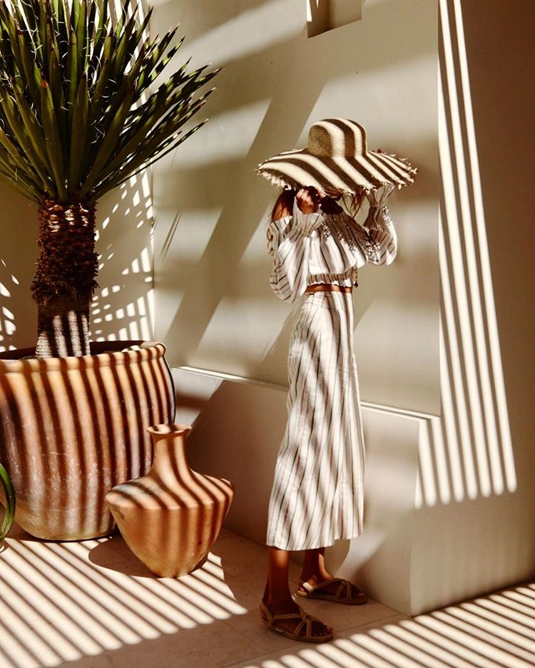 Julie Sariñana posa en Instagram con este precioso vestido con escote 'off the shoulders' de su colección para Billabong.