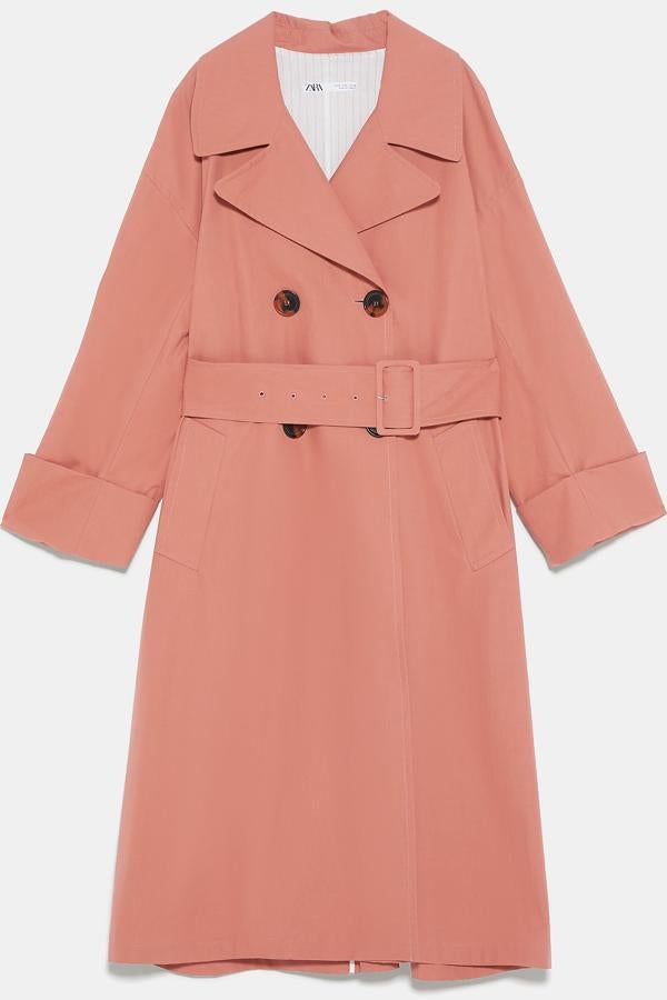 Trench de cuello y solapa con manga larga acabada en vuelta. Tiene detalle de cinturón del mismo tejido con una hebilla metálica. (Zara. 79,95 euros).