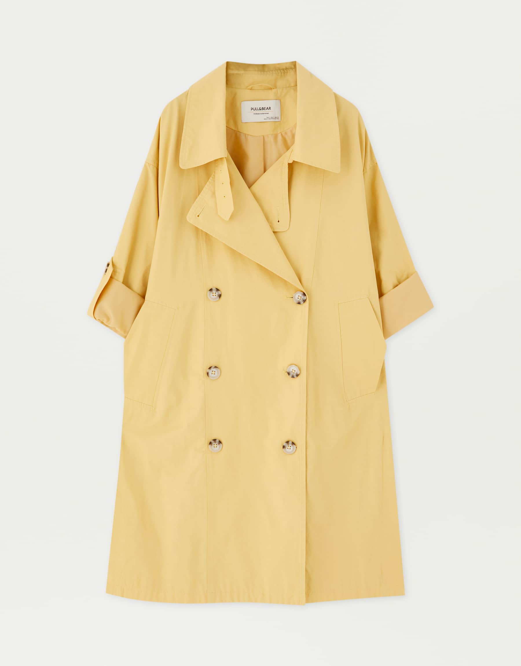 Trench 'oversize' con abertura lateral, cierre de botones en contraste y manga vuelta. (Pull&Bear, 39,99 euros).