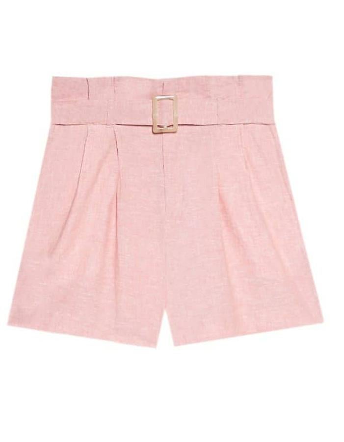 Pantalón corto con tiro alto de lino y cinturón incorporado. (Stradivaiurs, 19,99 euros).