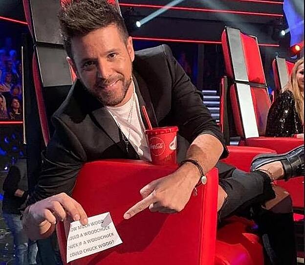 Pablo López muestra a cámara el trabalenguas.