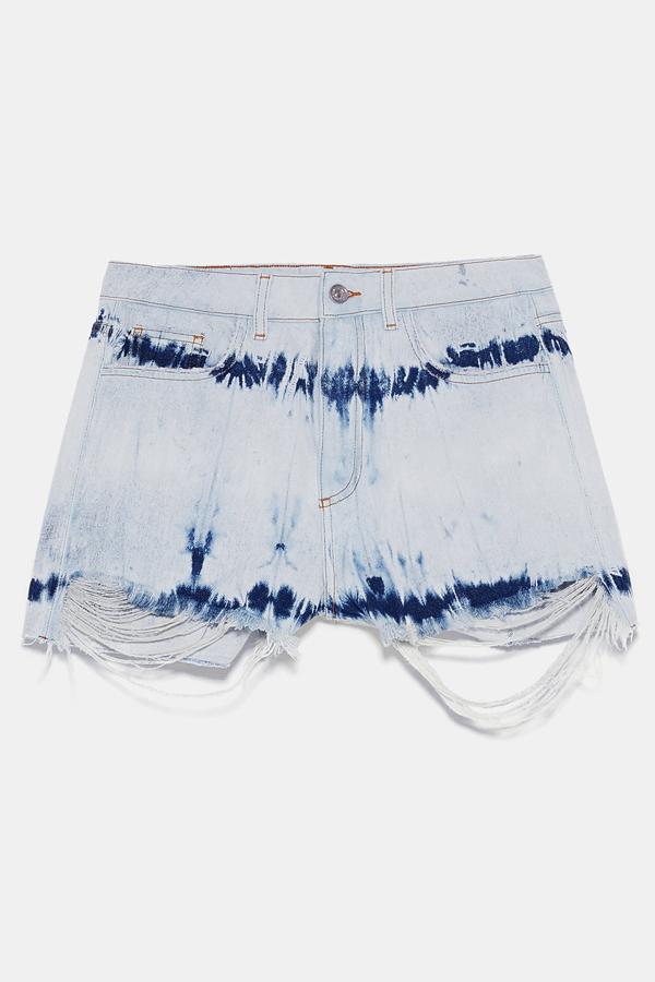 Short corto de tiro alto con cinco bolsillos. Bajo con acabado deshilachado y rotos. Cierre frontal con cremallera y botón metálico. (Zara, 19,95 euros).