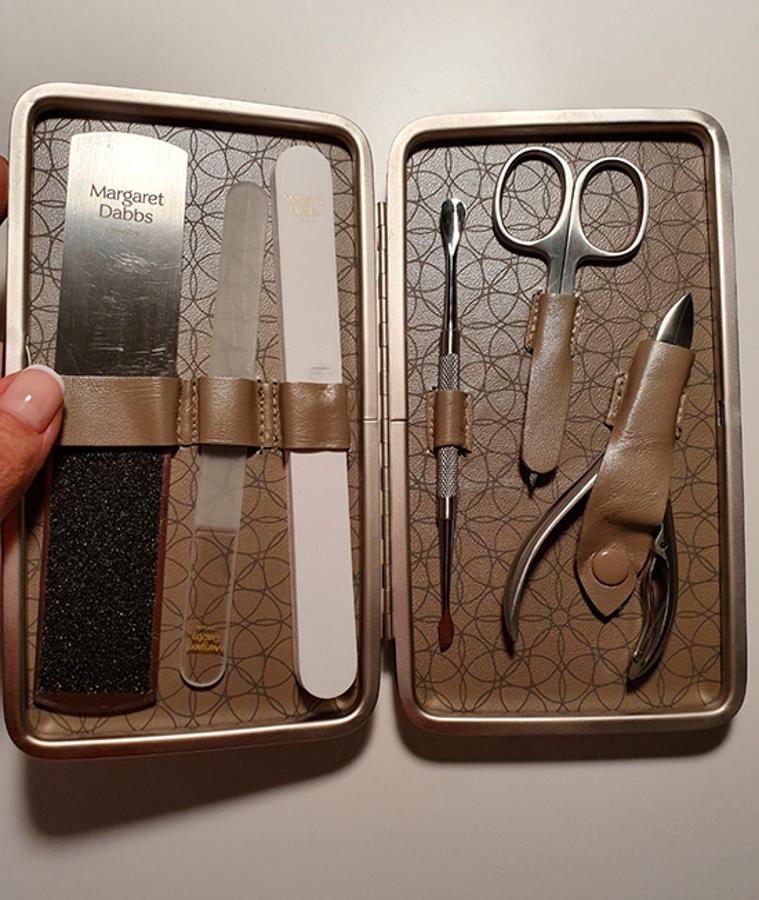 "Un estuche de lo más completo y más profesional para poder hacer manicura y pedicura allá donde vayas, con los mejores productos", concluye Paula Echevarría en su blog (Precio: £95.00).