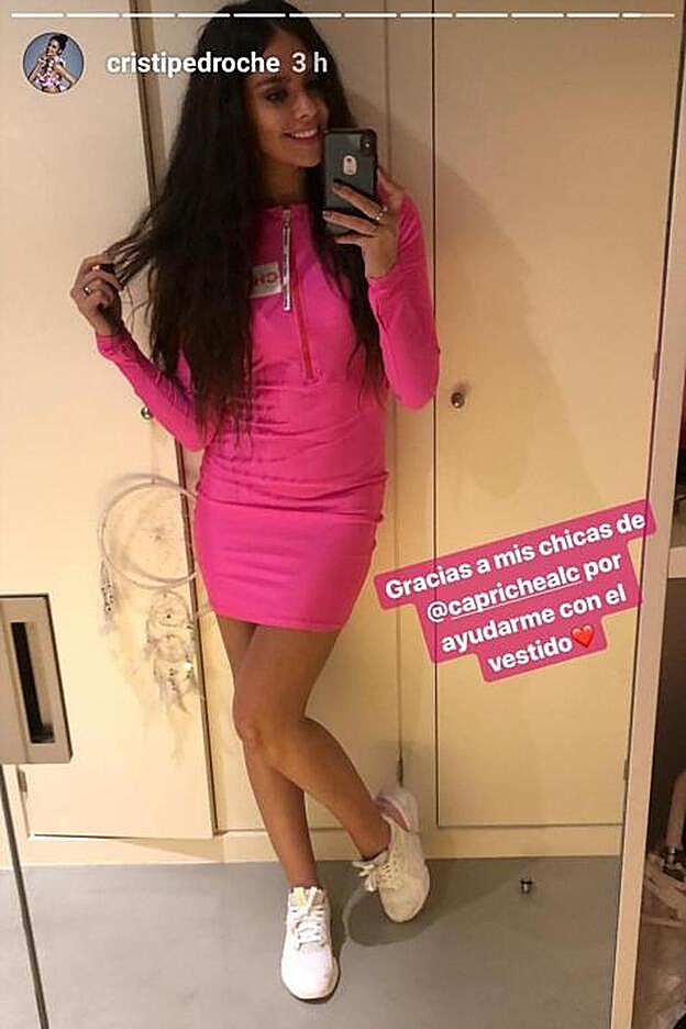 Cristina Pedroche se ha decantado por un nuevo vestido de Capriche ajustado y con manga larga.
