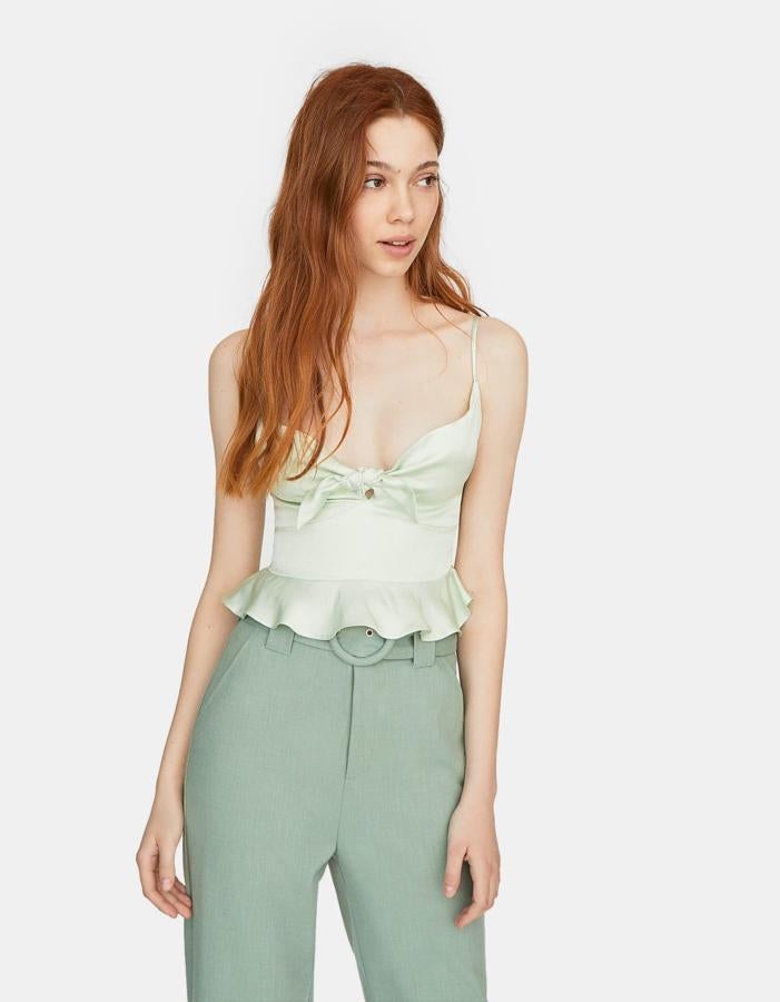 ¡Súper sexy! Este top de satén verde agua cuesta 15.99 euros en Stradivarius.