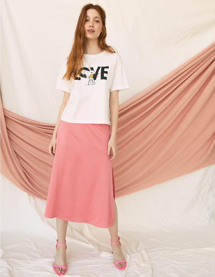 Las faldas midi de satén se han convertido en nuestra obsesión de la primavera. Esta, en rosa chicle de Stradivarius, cuesta 17.99 euros.