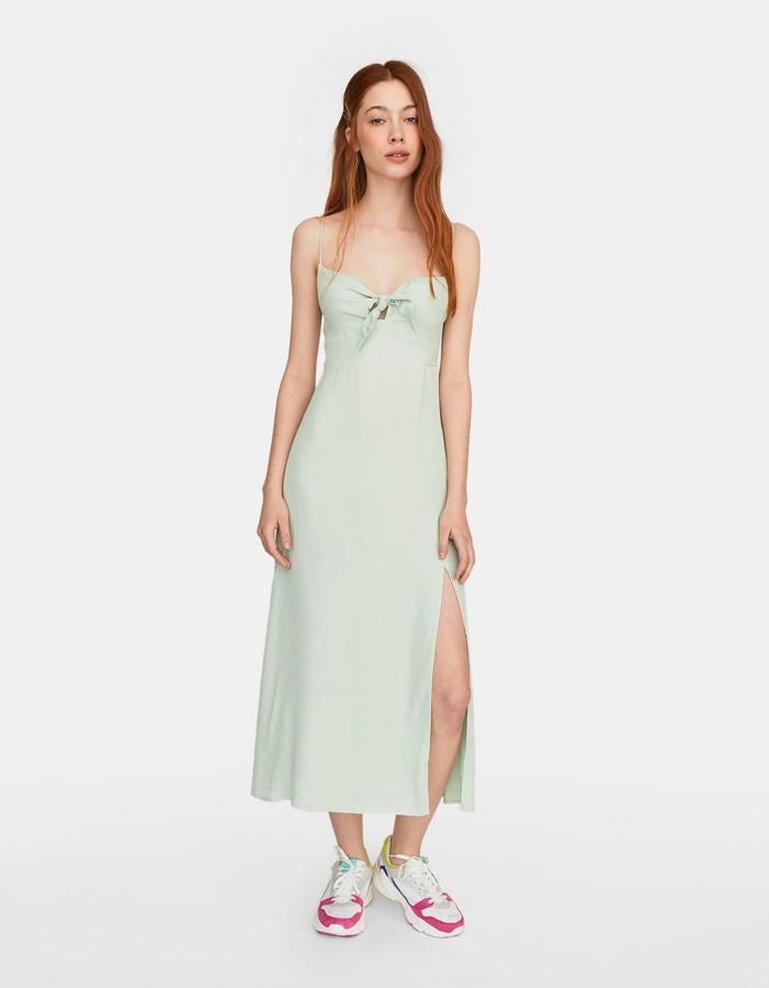Los 'slip dress' siguen de plena tendencia esta primavera, y este modelo en verde agua de Stradivarius nos parece ideal para sumarnos a ella. Precio: 29.99 euros.