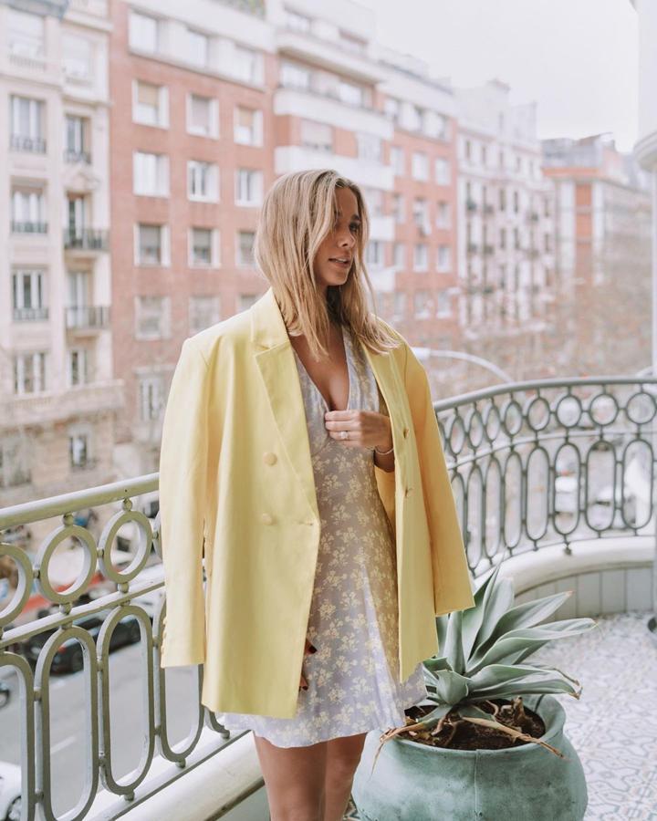 María Pombo demostró que también se le dan muy bien lo looks elegantes con esta commbinación de blazer amarilla y vestido de flores de Pepe Jeans.