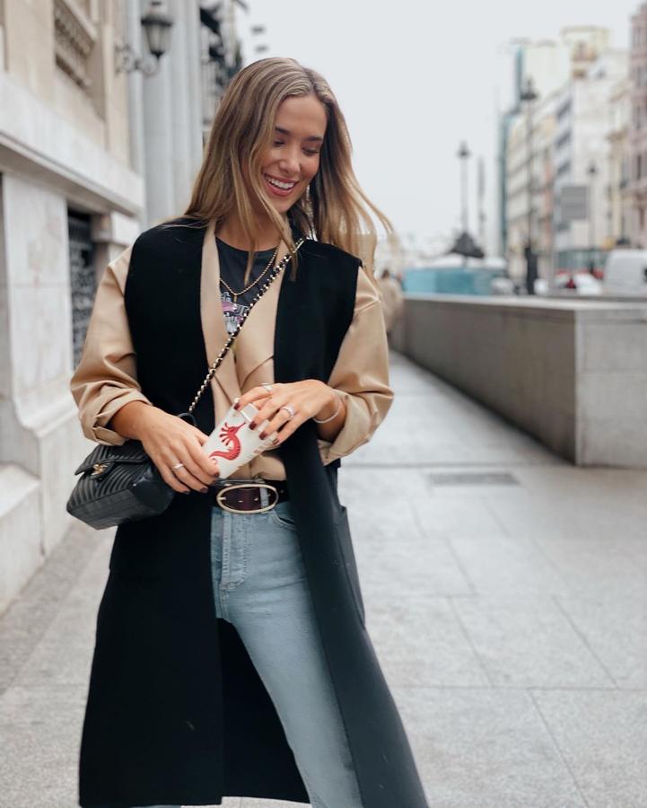 Los chalecos largos han sido una de las prendas más usadas esta temporada y MAría Pombo no dudó en unirse a ellos con este look tan ideal.