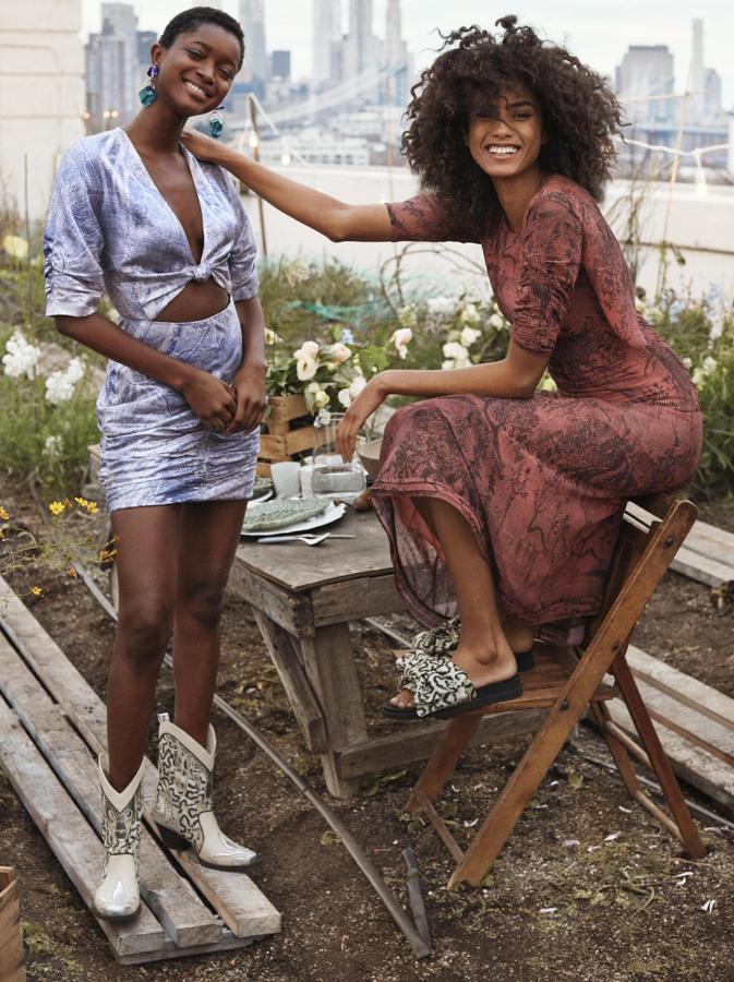 Dos diseños que recurren a un original 'vegetal print': un minivestido morado con escote 'cut out' y drapeados estratégicos (89,99 euros) y un vestido midi rojo con el bajo asimétrico (79,99 euros).