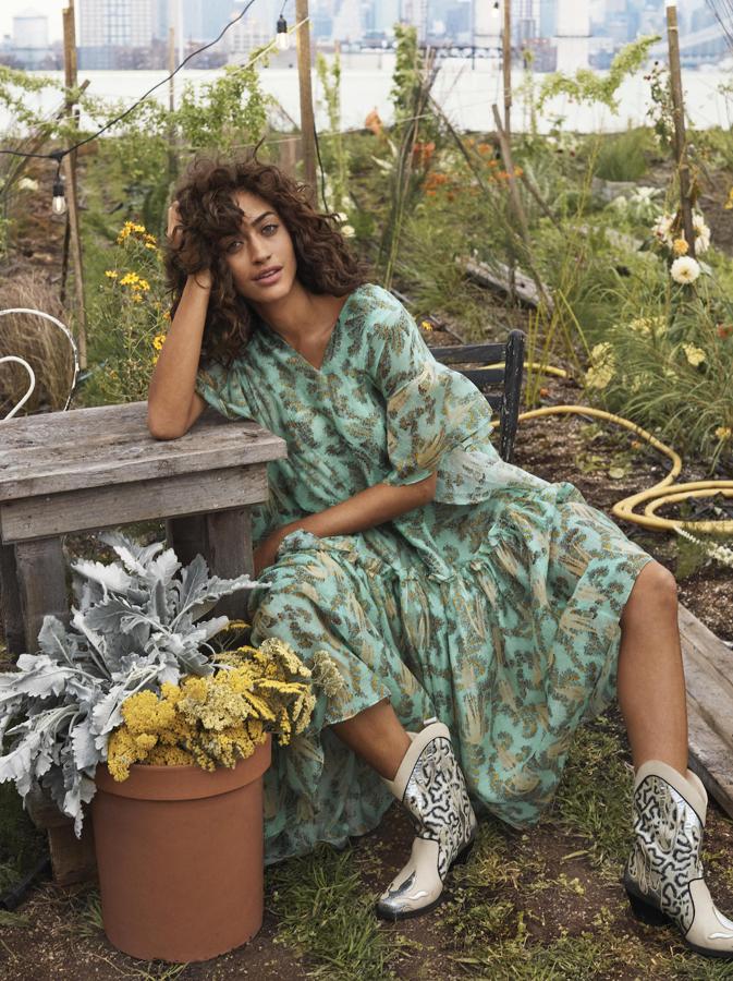 Seguramente este vestido se convertirá en uno de los objetivos prioritarios de muchas amantes de la moda: un diseño verde y dorado de espíritu hippy (149 euros).