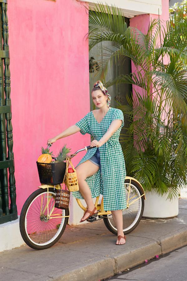 Nos encanta esta combinación de short de denim con rotos decorativos (29,99 euros) con un vestido de cuadros vichy semiabierto (59,99 euros).