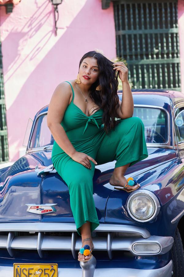 Fantásticomono con pantalón 'culotte', tirantes y escote con lazo (49,99 euros).