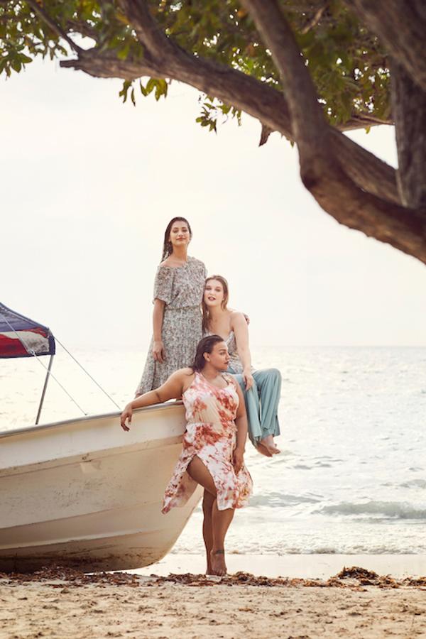 Tres looks fluidos que acompañan de la playa al restaurante: conjunto de falda y top de flores: pantalones anchos y top de tirantes y vestido-camiseta con dos grandes aberturas a los lados.