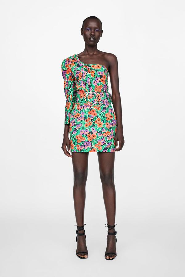 Con un maravilloso estampado floral y una silueta perfecta para presumir de tipazo, este 'falso vestido' de Zara es en realidad un conjunto de top y minifalda.
