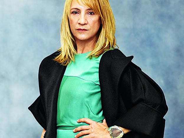 La actriz lleva abrigo de Max Mara, vestido de Boss y brazalete Joaquín Berao.