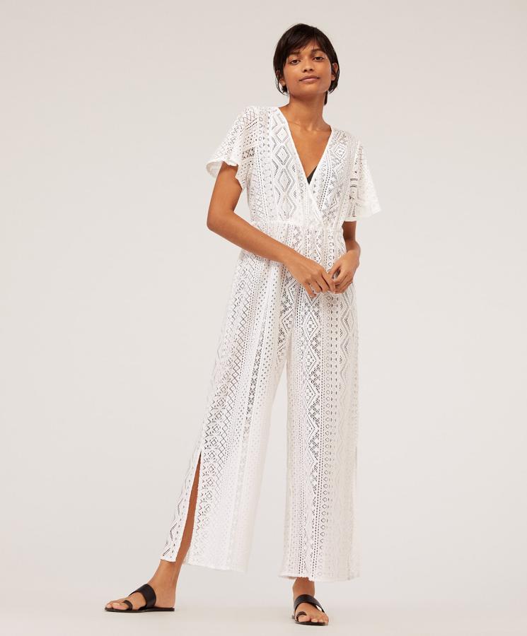 Este mono es el más original de las cinco prendas: con manga corta de vuelo, corte a la cintura y unas curiosas aberturas en el pantalón para darle movimiento al caminar. Cuesta 29,99 euros. Y otra ventaja añadida, es tan cómodo y amplio que le sienta bien a todas las figuras.