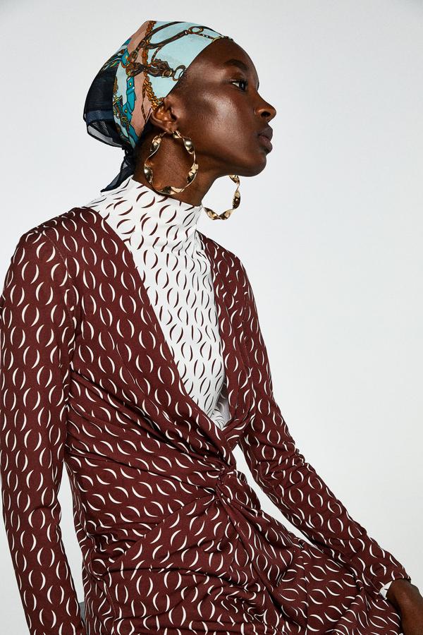 Pendientes dorados de aro en formato XXL (3 euros en Sfera).