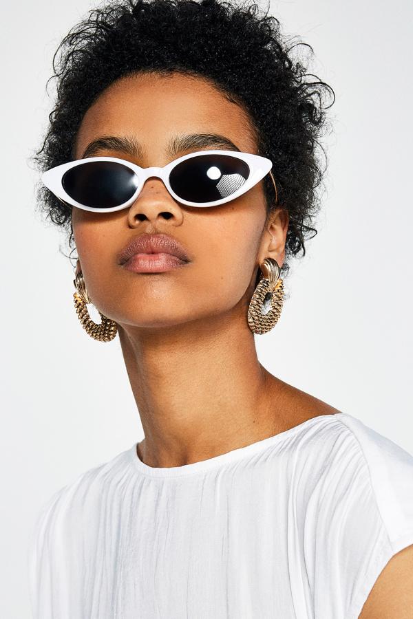 Maxi pendientes dorados en forma de piña (3.50 euros en Sfera).