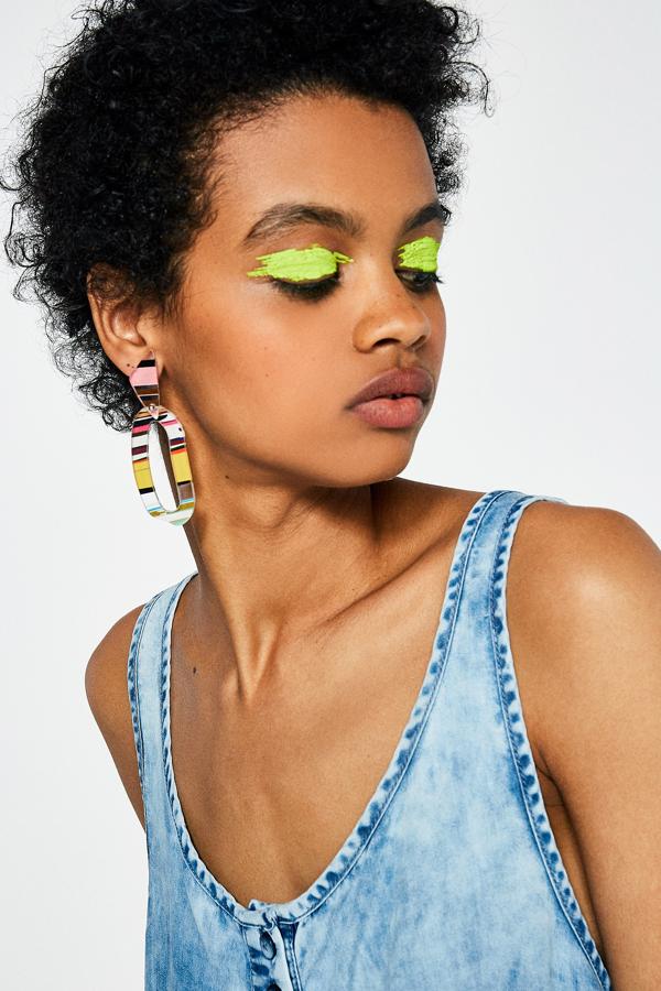 Maxi pendientes multicolores de Sfera (4 euros).