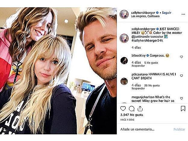Miley posa junto a la peluquera Sally Hershberger y el colorista Justin Anderson, encargados de su nuevo look capilar.