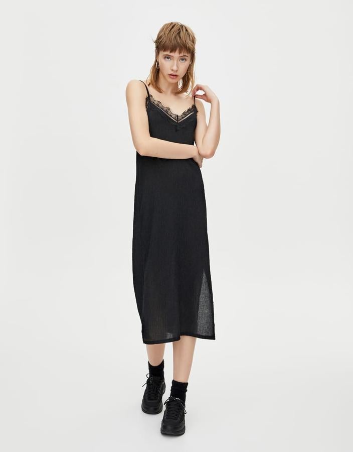 Vestido lencero con detalle de encaje en el escote,  de Pull&Bear  (19.90 euros).