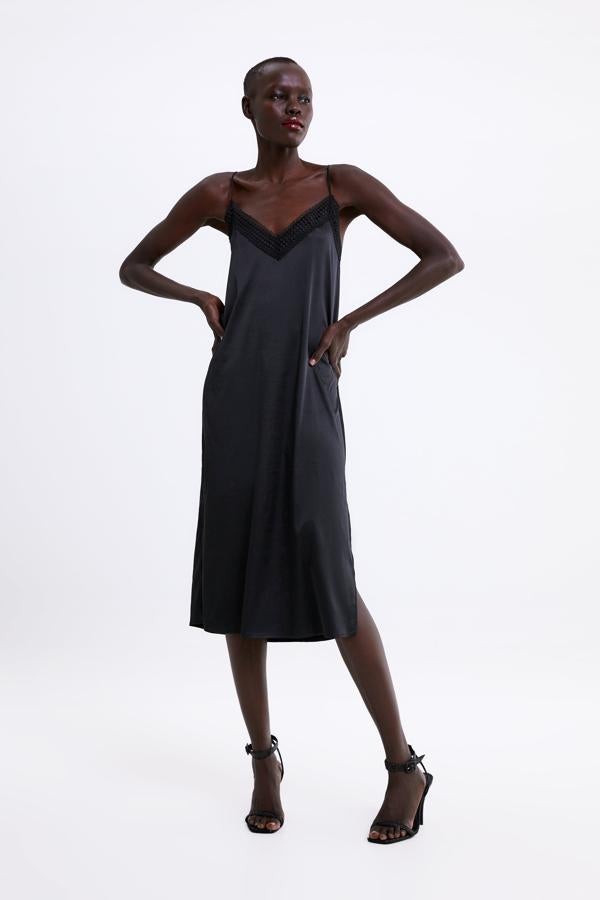 'Slip dress' de Zara con detalle de encaje en el escote (25.95 euros)
