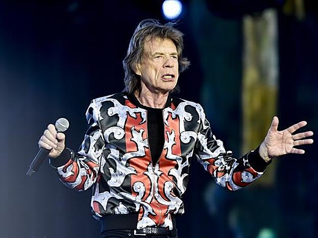 Mick Jagger suspende su gira por una operación del corazón.