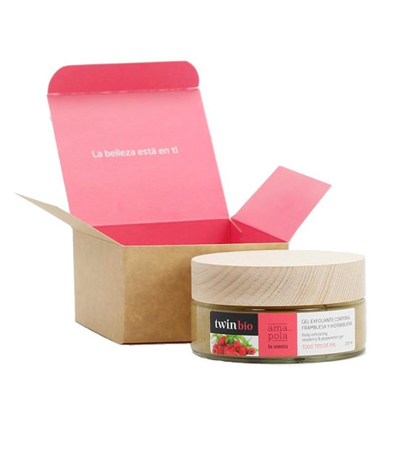 Cosmético 100% natural con textura en gel, elaborado con frambuesa y hierbabuena. El aceite de frambuesa para nutrir, hueso de albaricoque para eliminar las células muertas y hierbabuena para el toque refrescante. La frambuesa es el fruto rojo, blanco o negro, del arbusto Rubus idaeus, que crece silvestre en los bosques y también se cultiva para el aprovechamiento del fruto. Esta ba baya destaca  por su contenido en sustancias con efecto antioxidante. (28 €).