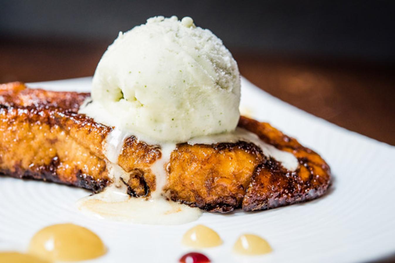 En Matritum, en la Cava Alta, 17, de Madrid, encontramos las tradionales torrijas de brioche aconpañadas con helado artesano de Alicante.