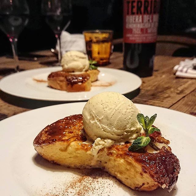 En la Taberna Arzábal (Menéndez Pelayo, 13, Madrid) sirven una deliciosa torrija con un interior cremoso que se deshace en la boca y contrasta con un acabado caramelizado y crujiente en el exterior.