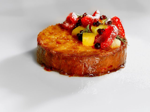 En Bibo Madrid (Paseo de la Castellana, 52), Dani García nos propone una increible torrija de chocolate blanco y frutos secos.