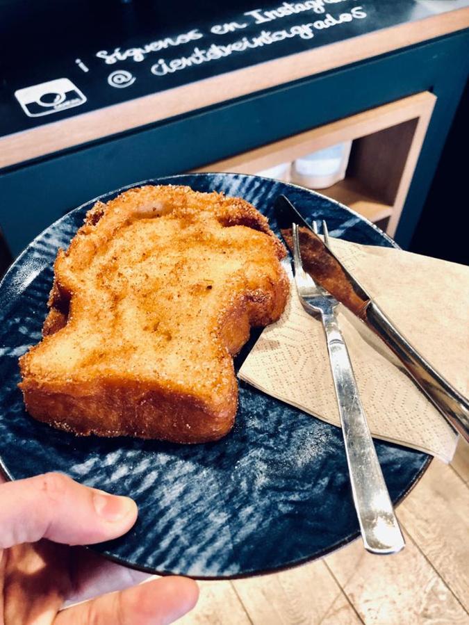 Elaboradas con pan de molde enriquecido con mantequilla, un híbrido entre brioche y 'pain au lait' y remojadas toda la noche en leche fresca aromatizada, las torrijas de Cientotreintaº (Calle Fernando el Católico, 17, Madrid) se fríen y rebozan en azúcar y canela de Ceylán siguiendo la receta tradicional.