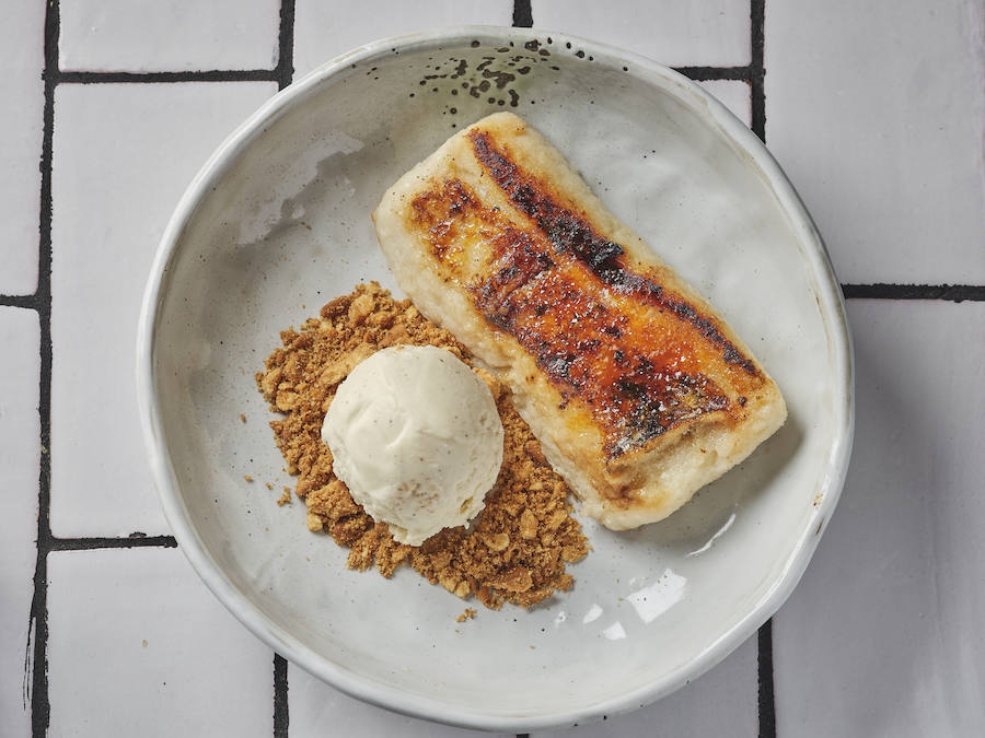 Si vas a El 5 de Tirso (Tirso de Molina, 5, Madrid), tienes que probar su torrija de brioche con helado de leche merengada, un auténtico pecado y una delicia que mezcla tradición y modernidad.