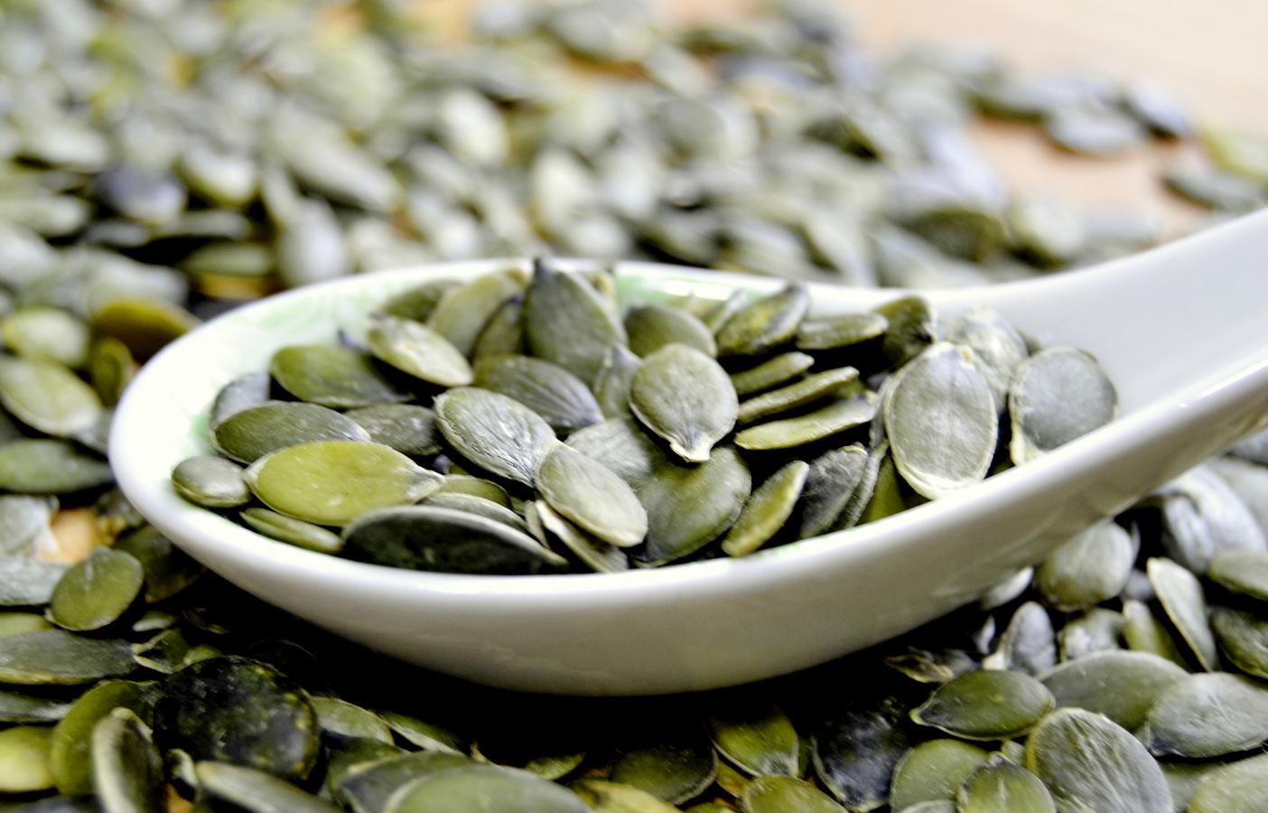 Las semillas de calabaza son ideales tanto para el crecimiento del cabello como la mejora del estado del cuero cabelludo. Introduce en tu dieta aceite de calabaza para evitar la caída de pelo.