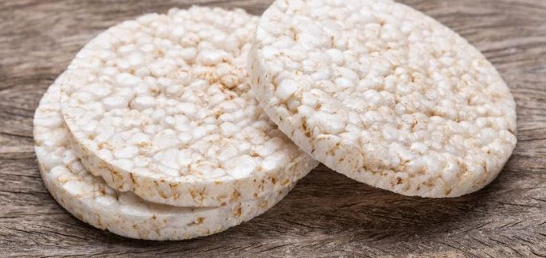 Está considerado como uno de los snaks más sanos, pero lo cierto es que tiene un alto índice glucémico y puede causar picos en los niveles de azúcar en sangre. La glicación, que también se produce por la adhesión del azúcar a nuestras proteínas, es lo que genera las arrugas y el deterioro de tejidos. Algunos expertos estiman que hasta el 25% de nuestras arrugas están producidas por la glicación, y los azúcares son los principales responsables.