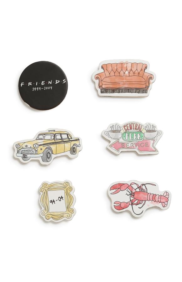 Definitivamente, necesitamos poner estos imanes de 'Friends' en nuestra nevera. El pack cuesta 3.50 euros en Primark.