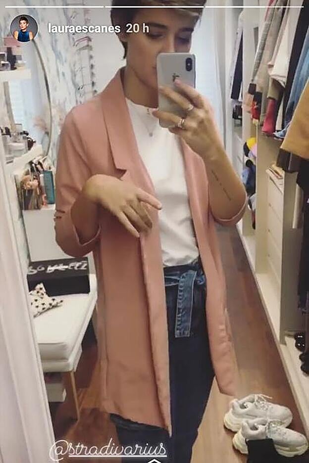 Laura Escanes mostraba su nueva adquisición de Stradivarius a través de uno de sus 'stories' de Instagram.