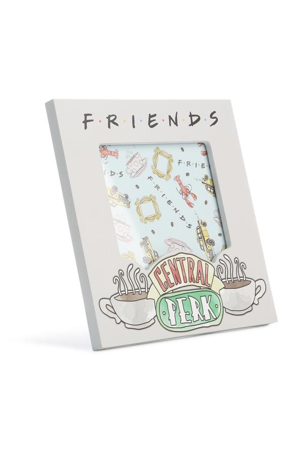 Busca tu foto favorita con tus amigas, y ponla en un rincón especial de tu casa con este marco que hemos encontrado en Primark (4.50 euros).