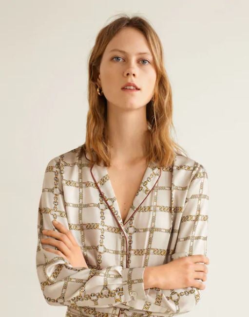 La colección de Mango tiene prendas con estampados de cadenas tan irresistibles como esta blusa. (29,99 euros).