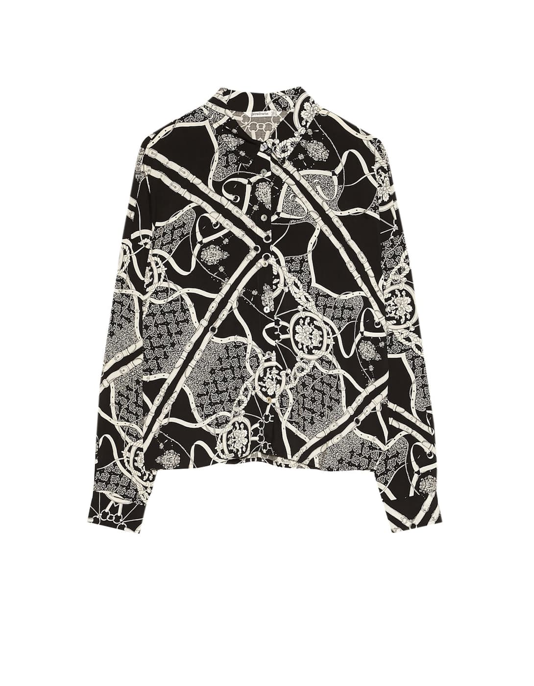 Con esta blusa low cost de cadenas en blanco y negro no vas a fallar en ninguno de tus outfits. (15,99 euros)